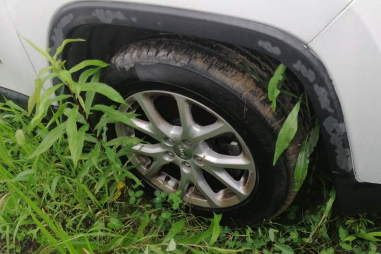 Used Jeep Cherokee 2017 2.0L Superior Edition Right Front Wheel Hub
