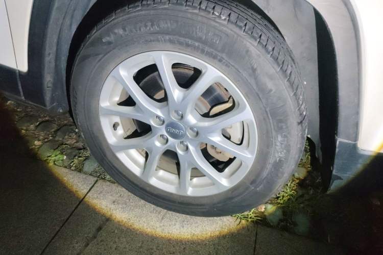 Used Jeep Cherokee 2017 2.0L Superior Edition Right Front Wheel Hub