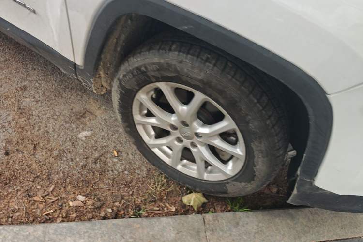 Used Jeep Cherokee 2017 2.0L Superior Edition Right Front Wheel Hub
