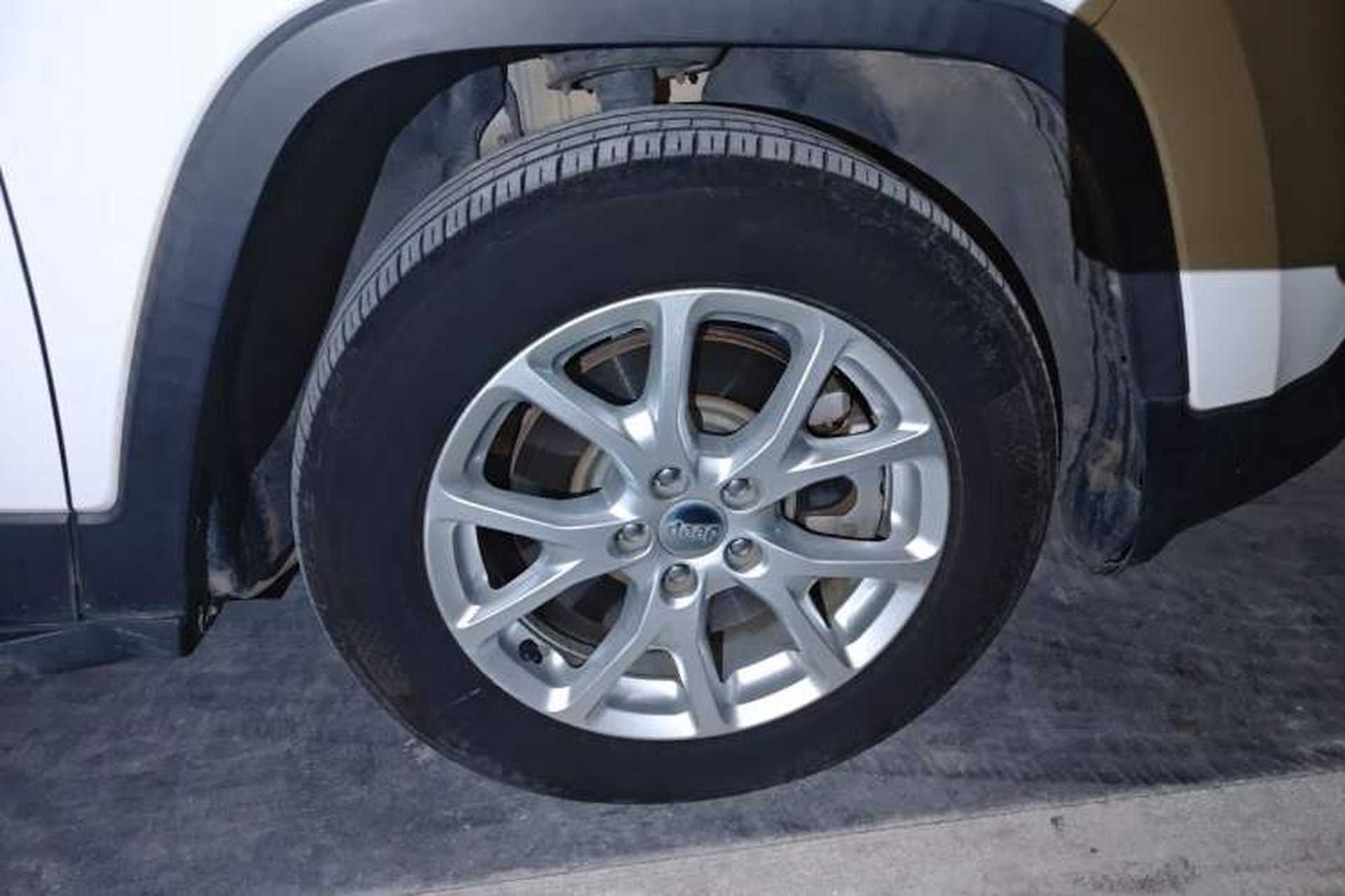 Used Jeep Cherokee 2017 2.0L Superior Edition Right Front Wheel Hub
