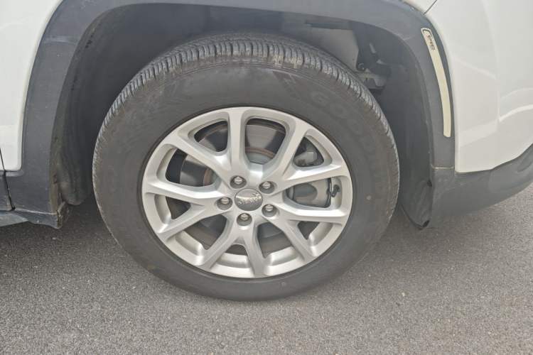 Used Jeep Cherokee 2017 2.0L Superior Edition Right Front Wheel Hub
