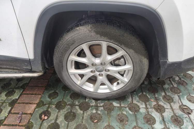 Used Jeep Cherokee 2017 2.0L Superior Edition Right Front Wheel Hub