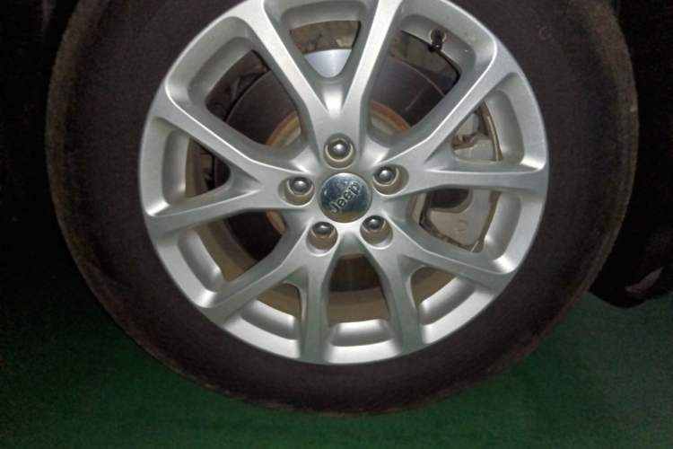 Used Jeep Cherokee 2017 2.0L Superior Edition Right Front Wheel Hub