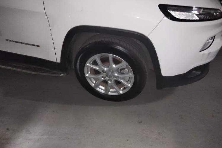 Used Jeep Cherokee 2017 2.0L Superior Edition Right Front Wheel Hub