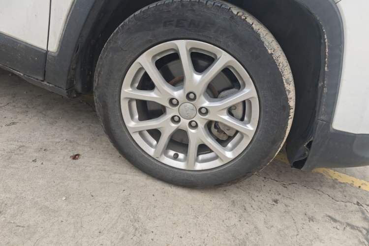 Used Jeep Cherokee 2017 2.0L Superior Edition Right Front Wheel Hub
