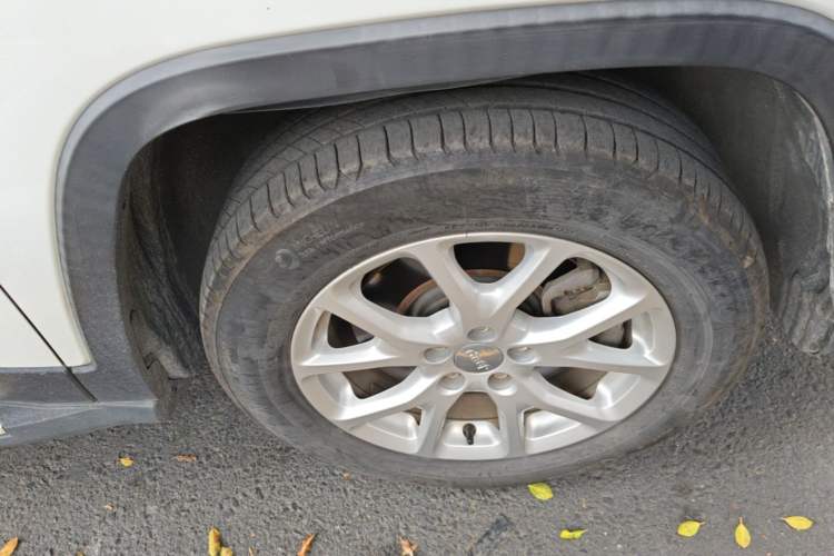 Used Jeep Cherokee 2017 2.0L Superior Edition Right Front Wheel Hub