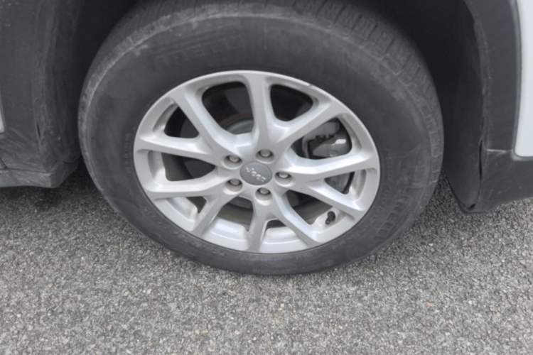 Used Jeep Cherokee 2017 2.4L Leading Edition Right Front Wheel Hub
