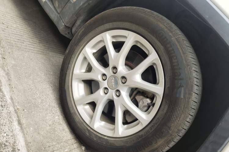 Used Jeep Cherokee 2017 2.0L Superior Edition Right Front Wheel Hub