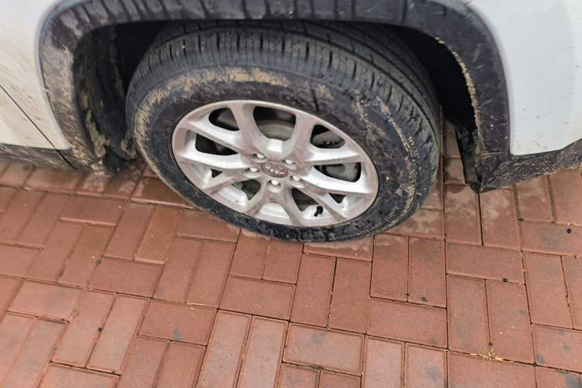 Used Jeep Cherokee 2017 2.0L Superior Edition Right Front Wheel Hub
