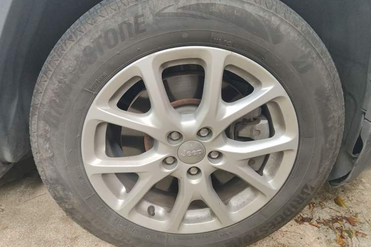 Used Jeep Cherokee 2017 2.0L Superior Edition Right Front Wheel Hub