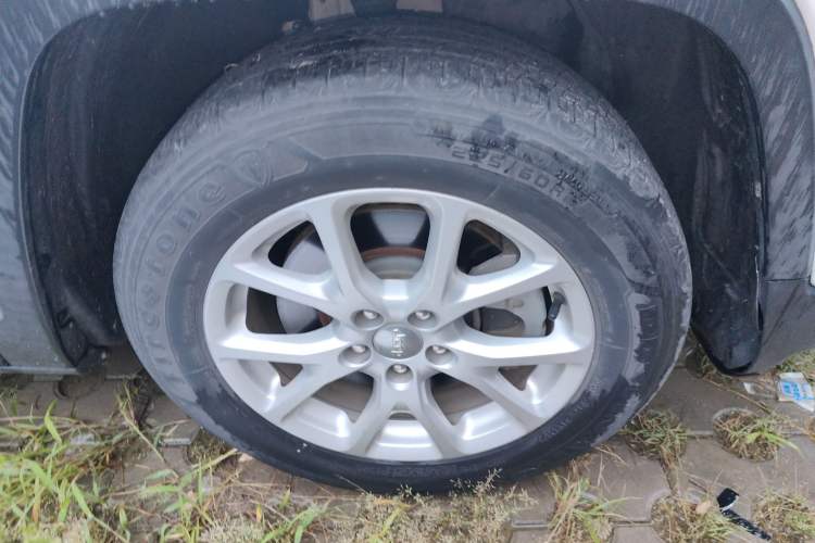 Used Jeep Cherokee 2017 2.0L Superior Edition Right Front Wheel Hub