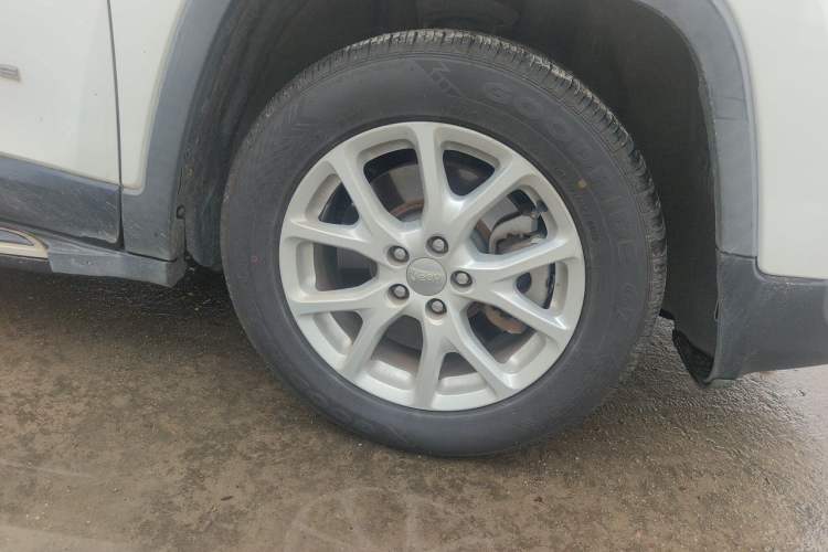Used Jeep Cherokee 2017 2.0L Superior Edition Right Front Wheel Hub