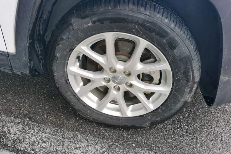 Used Jeep Cherokee 2017 2.0L Superior Edition Right Front Wheel Hub
