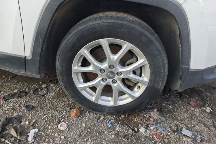 Used Jeep Cherokee 2017 2.4L Leading Smart Edition Right Front Wheel Hub