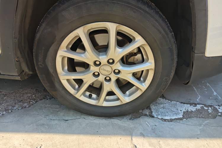 Used Jeep Cherokee 2017 2.0L Superior Edition Right Front Wheel Hub