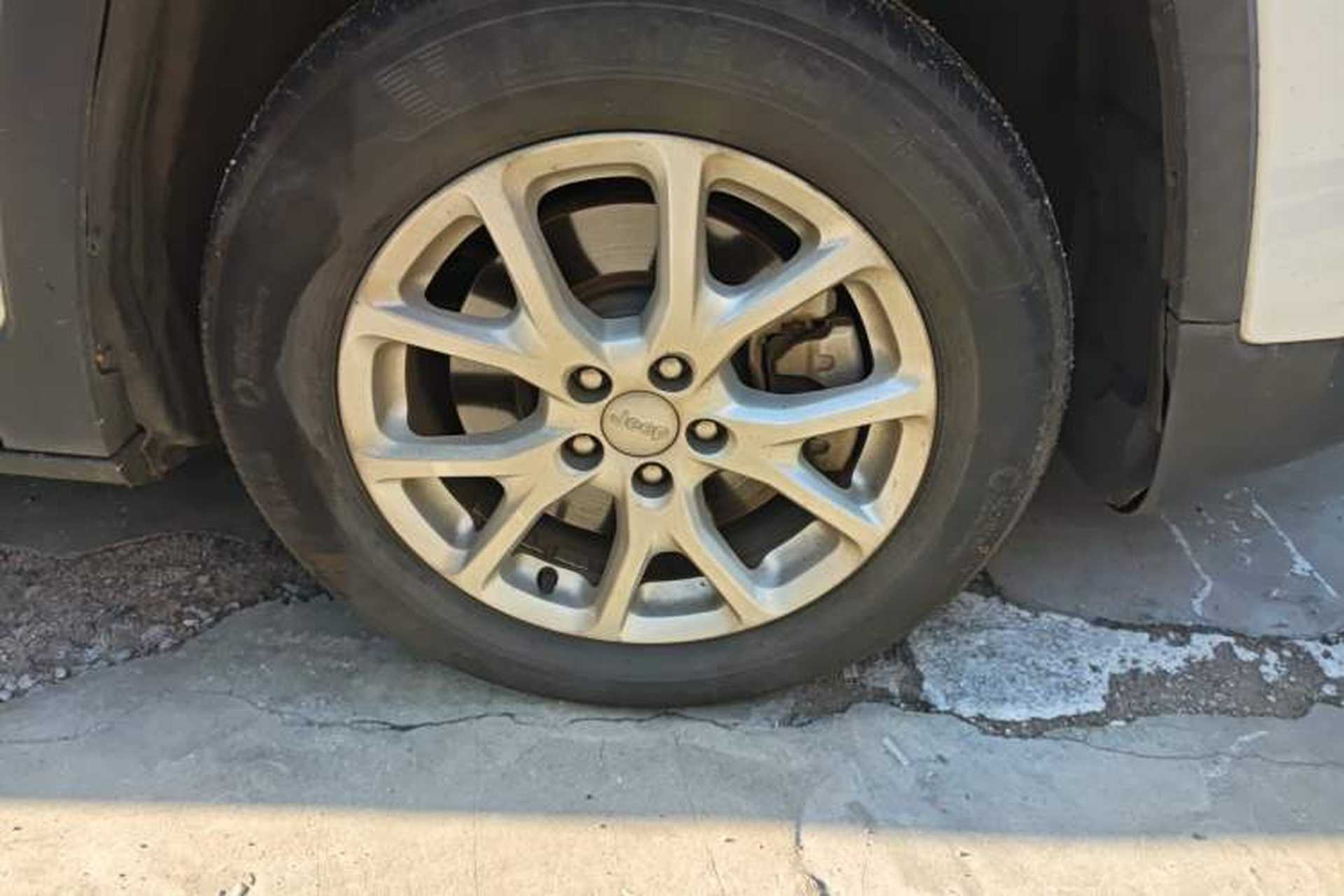 Used Jeep Cherokee 2017 2.0L Superior Edition Right Front Wheel Hub