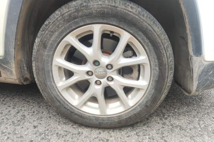 Used Jeep Cherokee 2017 2.0L Superior Edition Right Front Wheel Hub