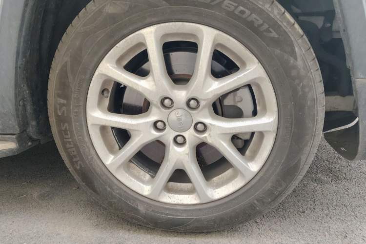 Used Jeep Cherokee 2017 2.4L Leading Smart Edition Right Front Wheel Hub