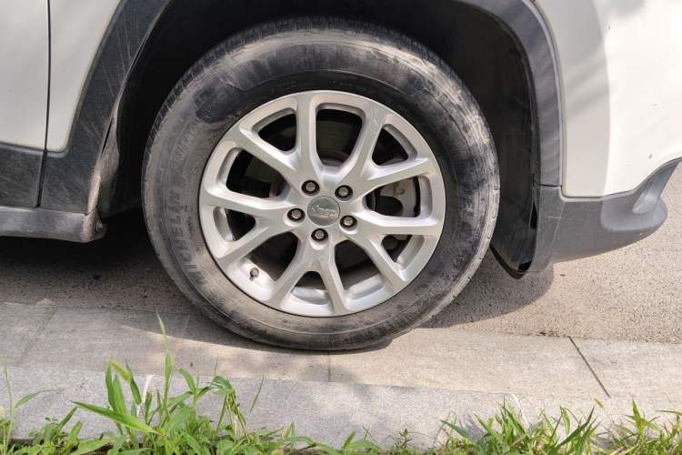 Used Jeep Cherokee 2017 2.0L Superior Edition Right Front Wheel Hub