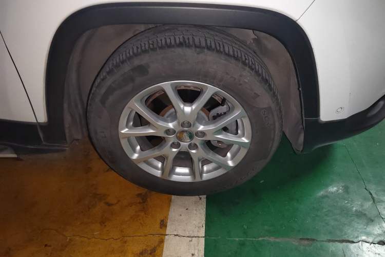 Used Jeep Cherokee 2017 2.4L Leading Edition Right Front Wheel Hub