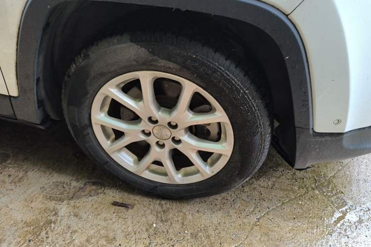 Used Jeep Cherokee 2017 2.0L Superior Edition Right Front Wheel Hub