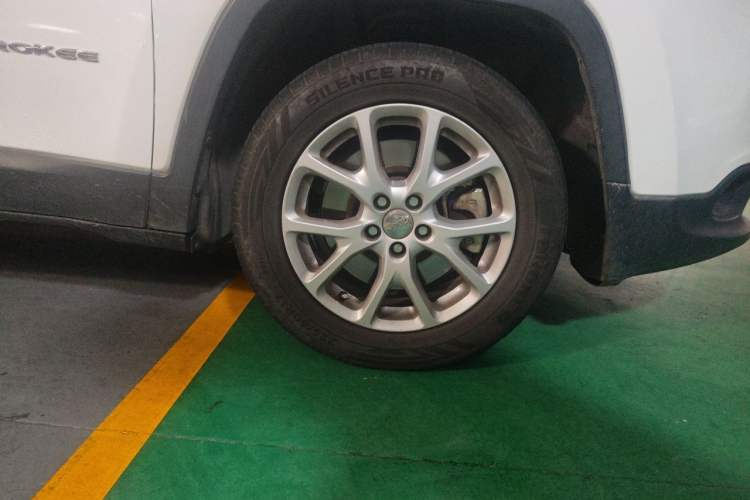 Used Jeep Cherokee 2017 2.4L Leading Edition Right Front Wheel Hub