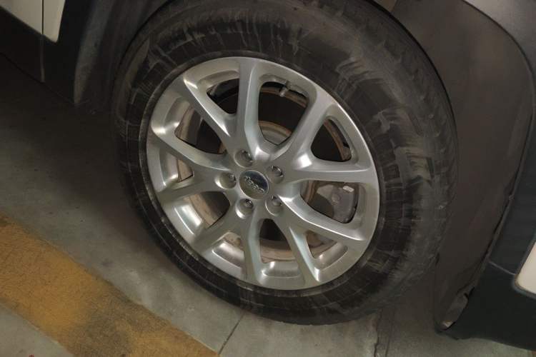 Used Jeep Cherokee 2017 2.0L Superior Edition Right Front Wheel Hub