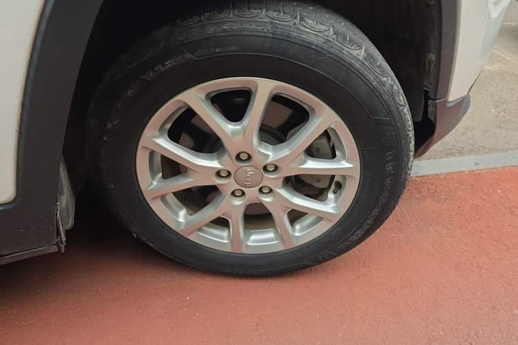 Used Jeep Cherokee 2017 2.0L Superior Edition Right Front Wheel Hub