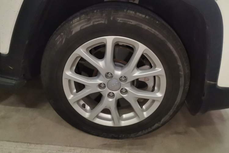 Used Jeep Cherokee 2017 2.0L Superior Edition Right Front Wheel Hub