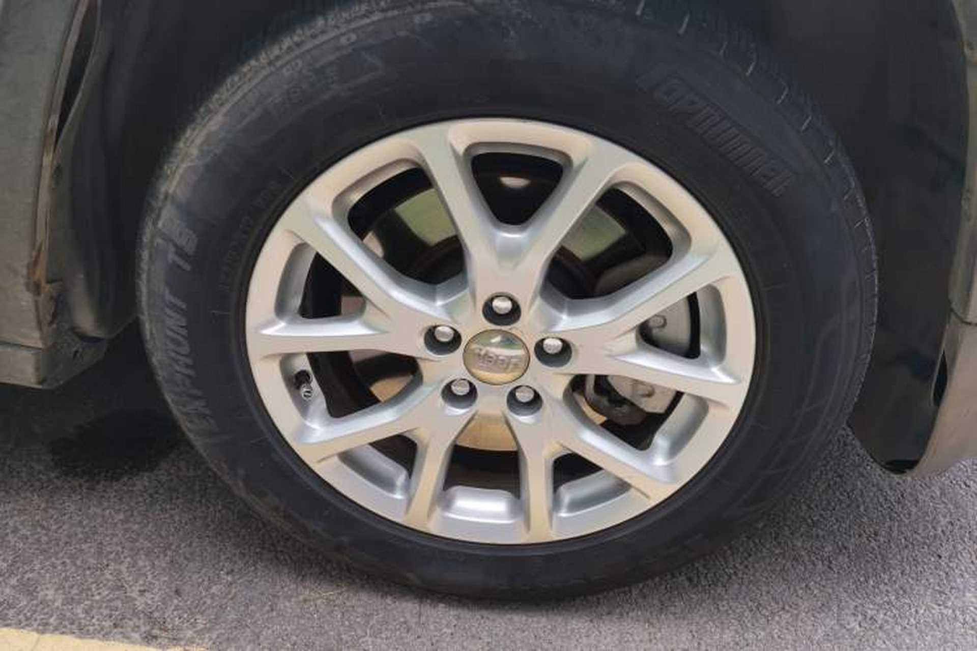 Used Jeep Cherokee 2017 2.0L Superior Edition Right Front Wheel Hub
