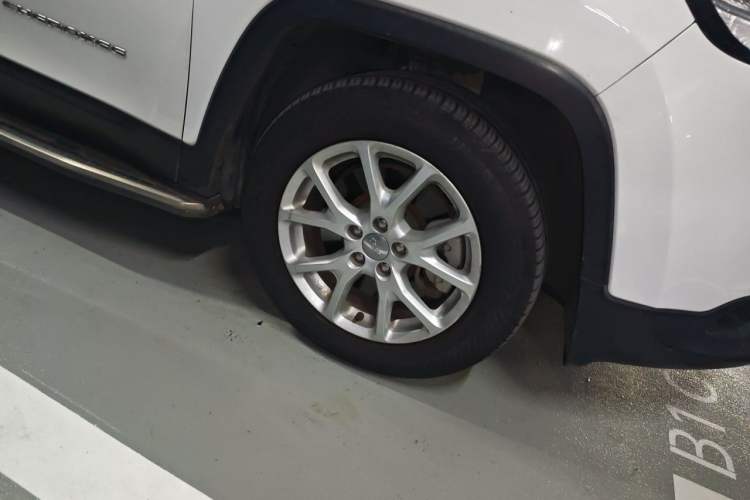Used Jeep Cherokee 2017 2.4L Leading Edition Right Front Wheel Hub