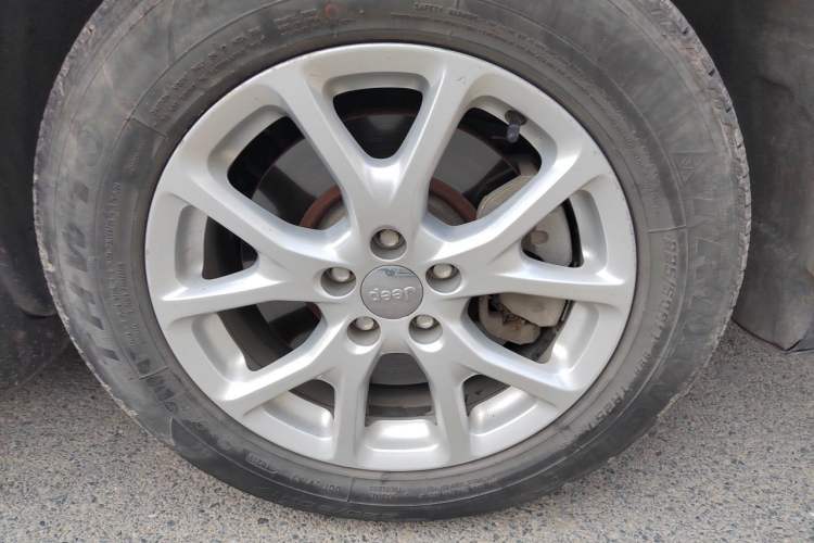 Used Jeep Cherokee 2017 2.0L Superior Edition Right Front Wheel Hub