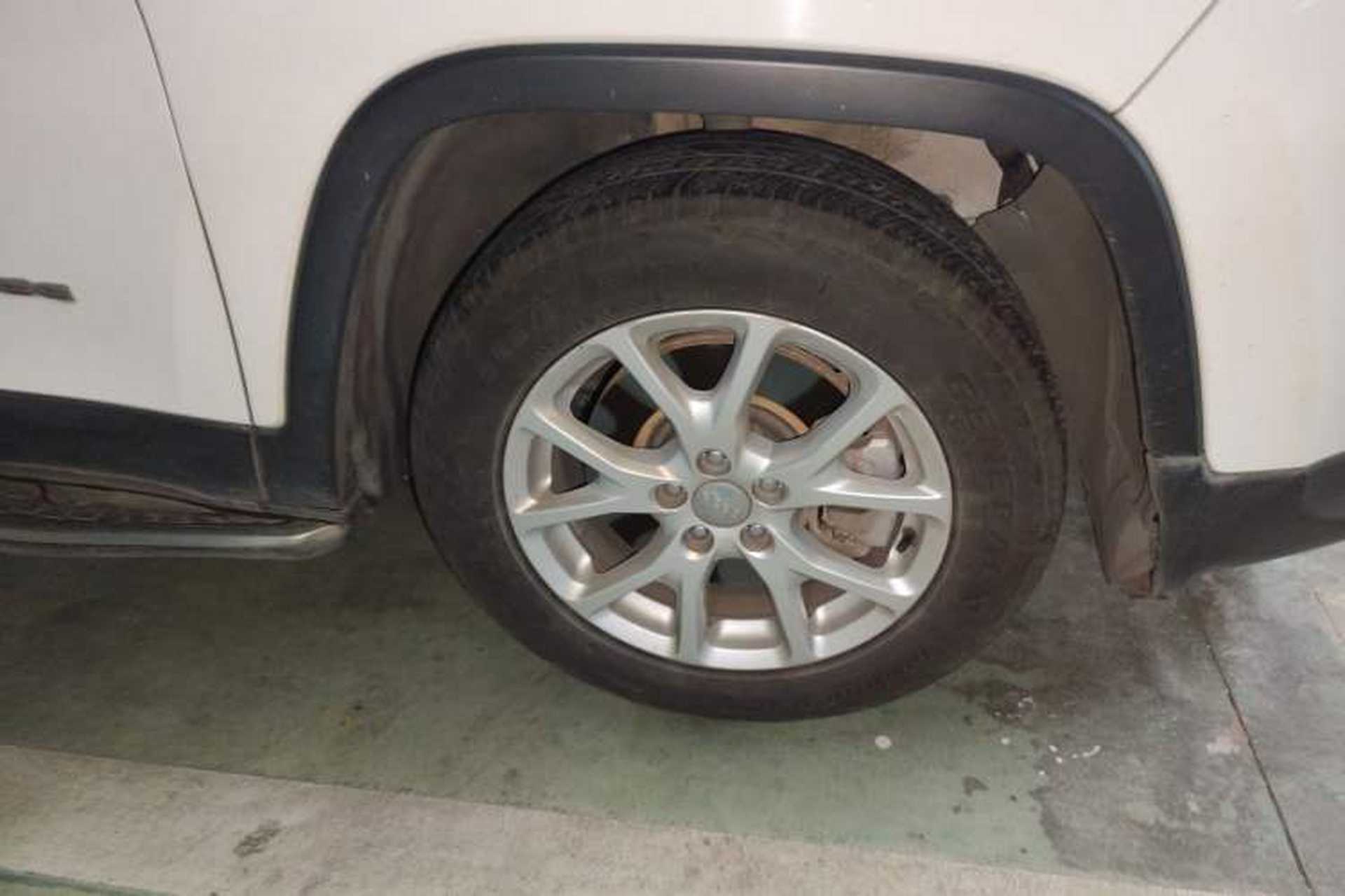 Used Jeep Cherokee 2017 2.0L Superior Edition Right Front Wheel Hub