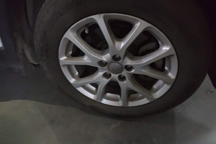 Used Jeep Cherokee 2017 2.4L Leading Edition Right Front Wheel Hub