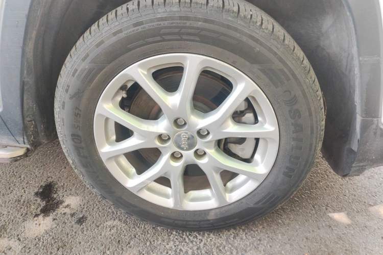 Used Jeep Cherokee 2017 2.0L Superior Edition Right Front Wheel Hub