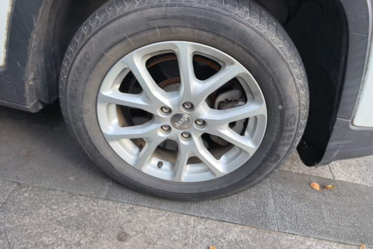 Used Jeep Cherokee 2017 2.4L Leading Edition Right Front Wheel Hub