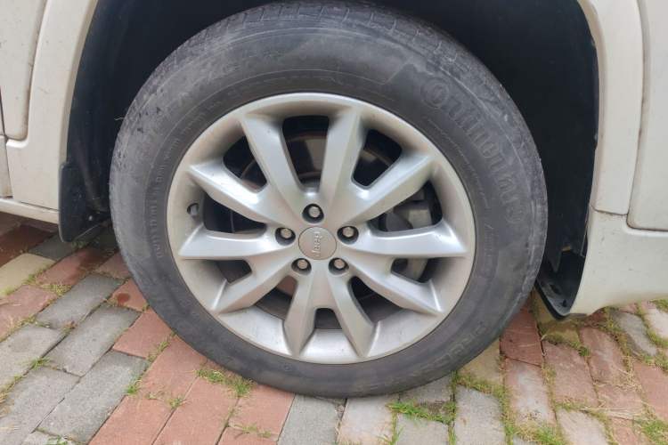 Used Jeep Cherokee 2017 2.4L Professional Smart Edition Right Front Wheel Hub