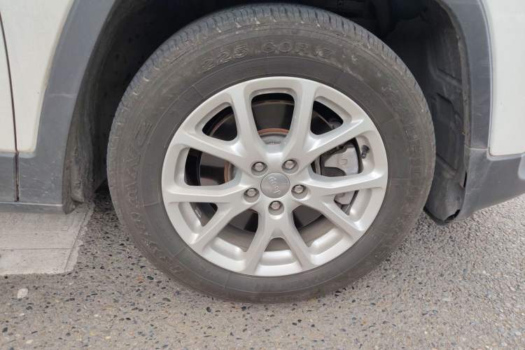 Used Jeep Cherokee 2017 2.0L Superior Edition Right Front Wheel Hub