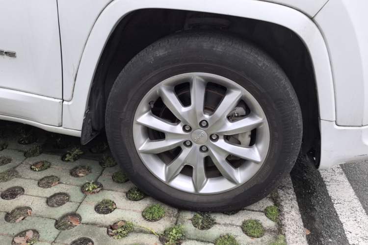 Used Jeep Cherokee 2017 2.4L Professional Smart Edition Right Front Wheel Hub