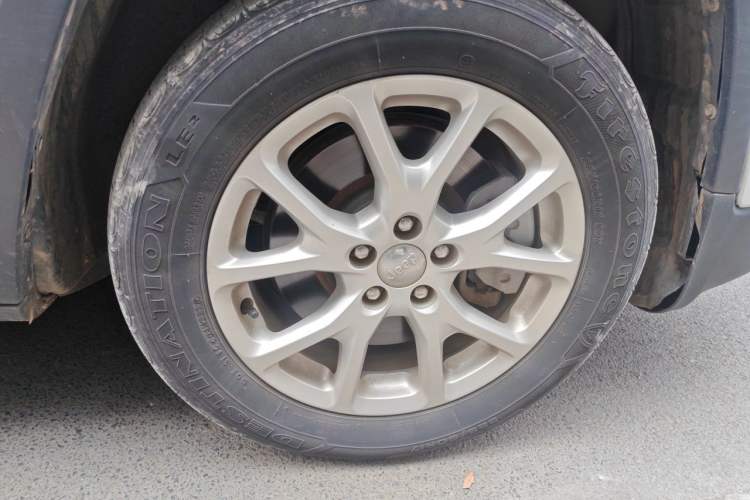 Used Jeep Cherokee 2017 2.0L Superior Edition Right Front Wheel Hub