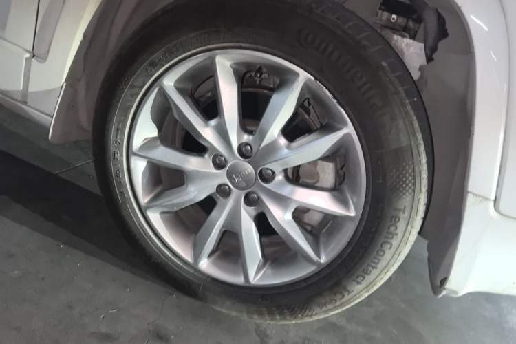 Used Jeep Cherokee 2017 2.4L Professional Smart Edition Right Front Wheel Hub