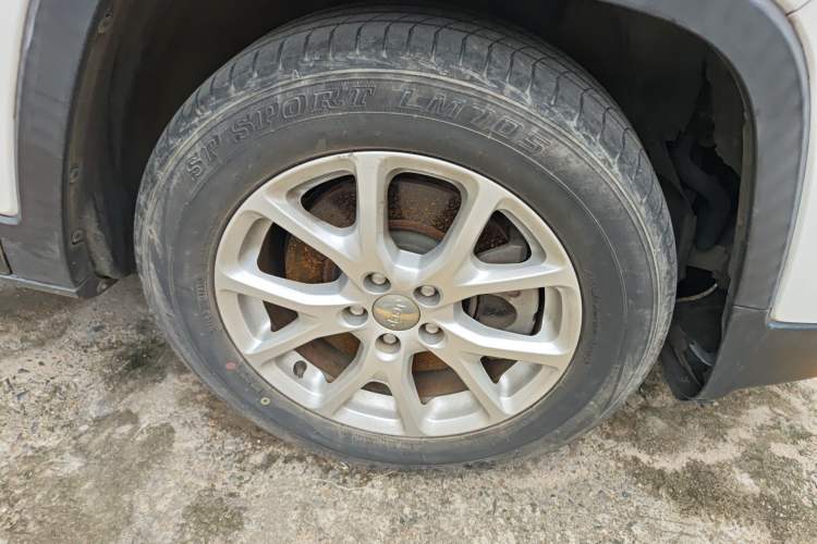 Used Jeep Cherokee 2017 2.0L Superior Edition Right Front Wheel Hub