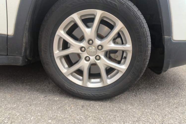 Used Jeep Cherokee 2017 2.0L Superior Edition Right Front Wheel Hub