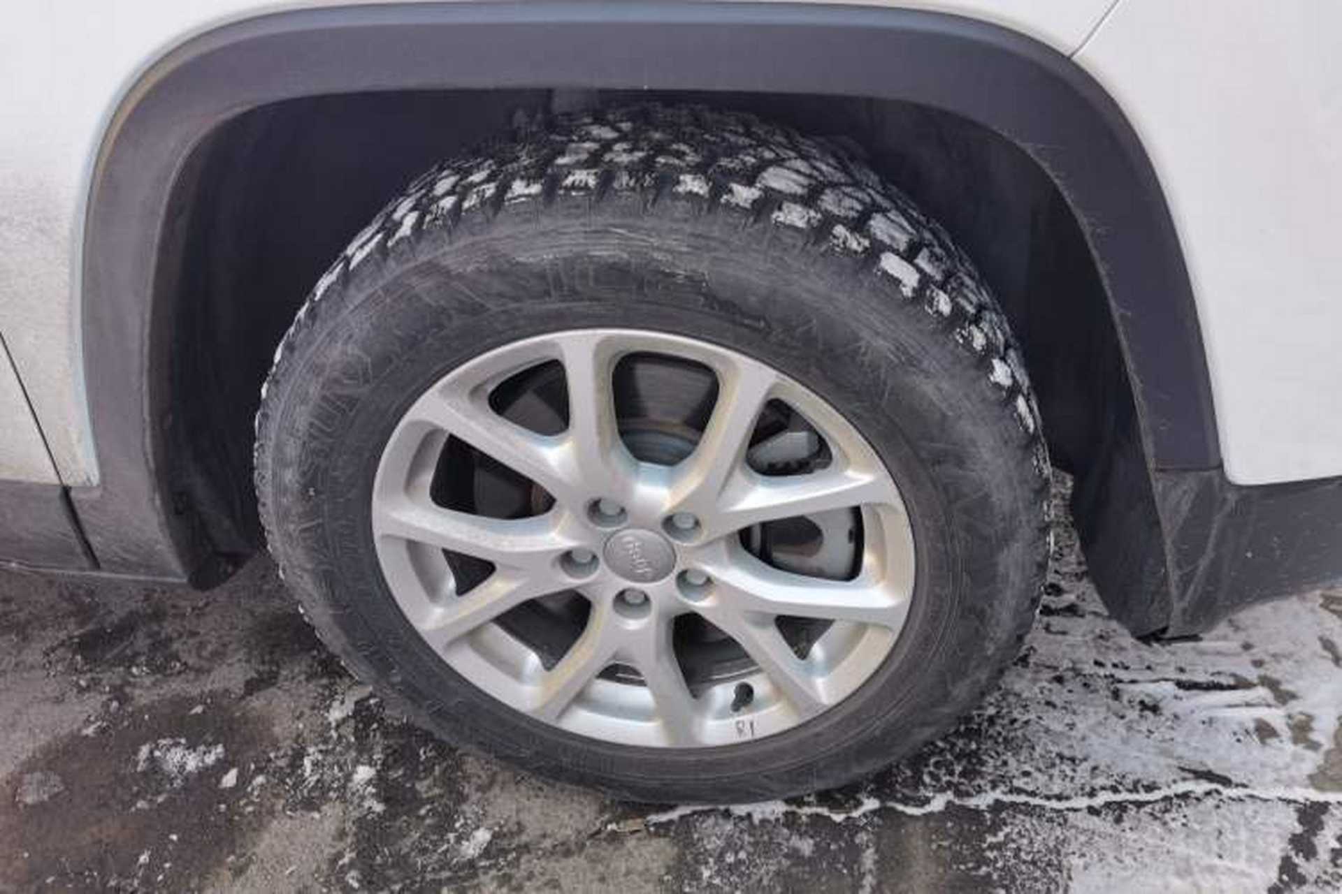Used Jeep Cherokee 2017 2.0L Superior Edition Right Front Wheel Hub
