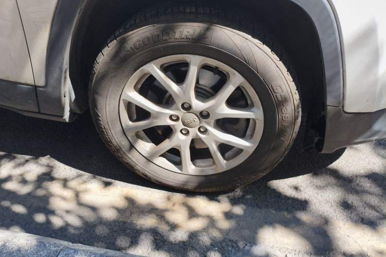 Used Jeep Cherokee 2017 2.4L Leading Edition Right Front Wheel Hub
