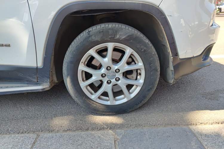 Used Jeep Cherokee 2017 2.0L Superior Edition Right Front Wheel Hub
