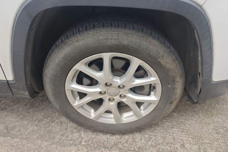 Used Jeep Cherokee 2017 2.0L Superior Edition Right Front Wheel Hub