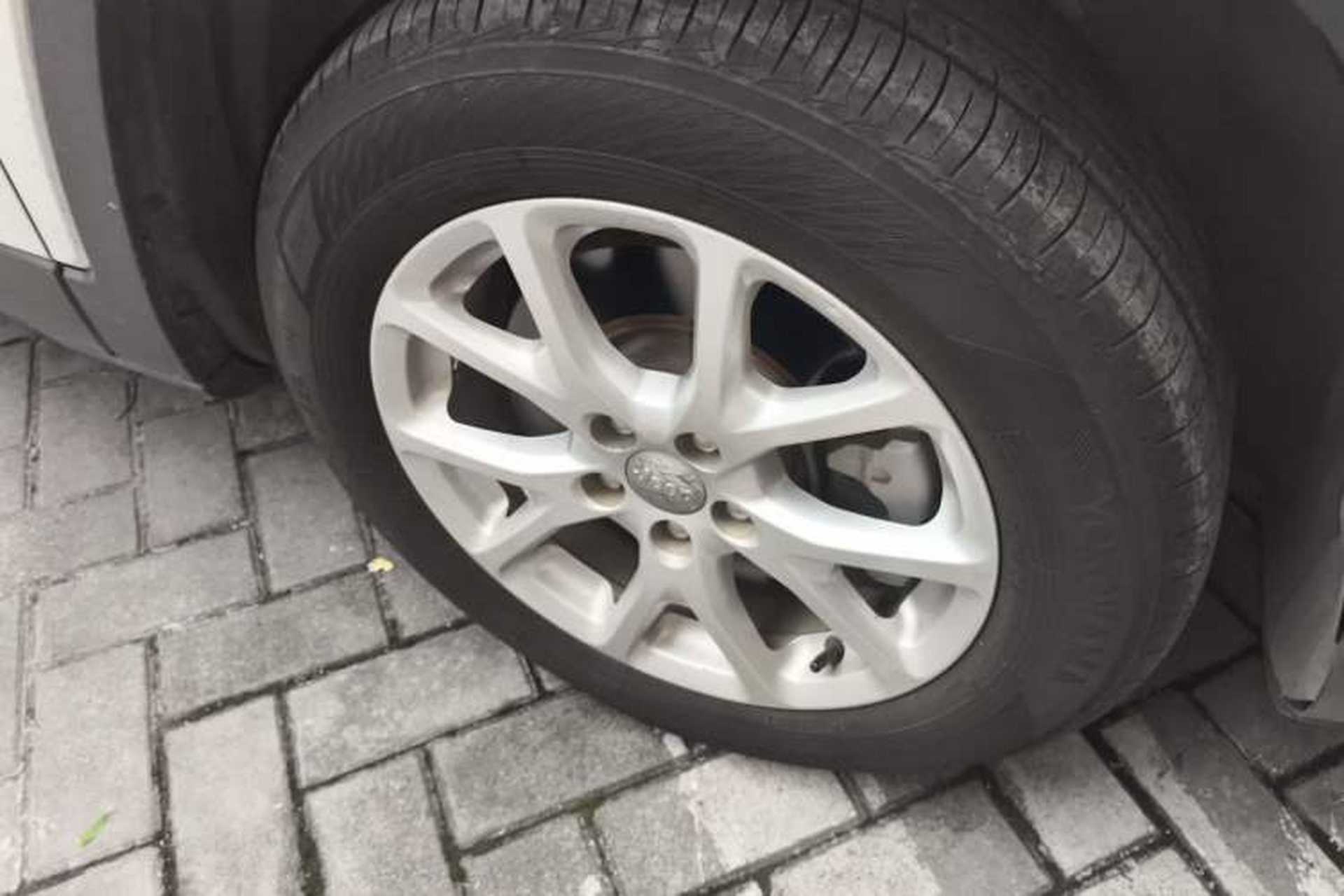 Used Jeep Cherokee 2017 2.0L Superior Edition Right Front Wheel Hub