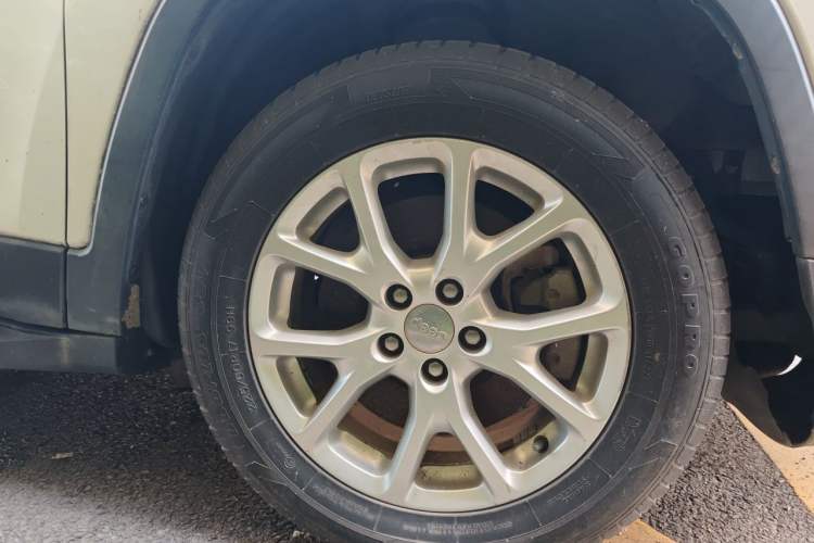 Used Jeep Cherokee 2017 2.0L Superior Edition Right Front Wheel Hub