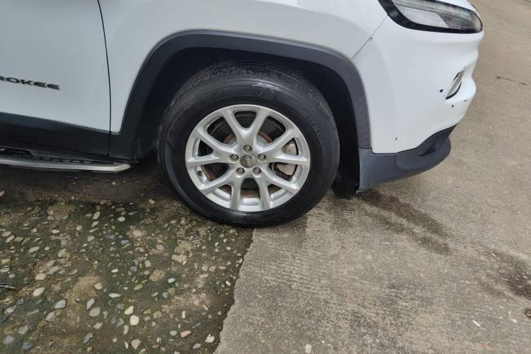 Used Jeep Cherokee 2017 2.0L Superior Edition Right Front Wheel Hub